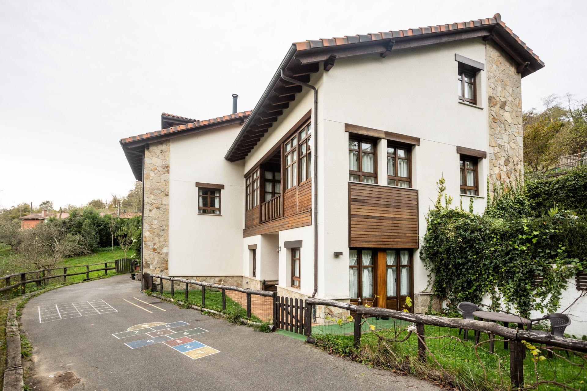 DOS VIVIENDAS - CON NEGOCIO DE CASA RURAL Y TERRENO DE 4.500m2