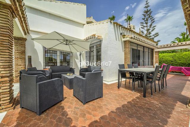 Imagen 3 de 5-bedroom villa in El Chaparral with sea views and private pool