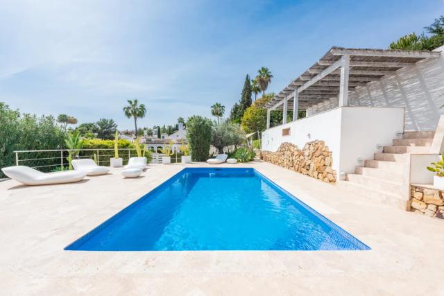 Imagen 5 de Casa elegante en comunidad cerrada de Nueva Andalucía con piscina y garaje