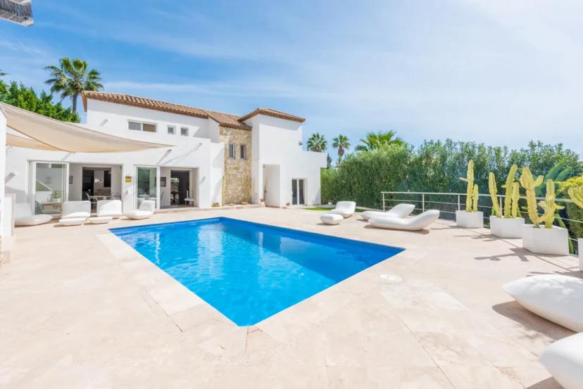 Elegant house in gated community of Nueva Andalucía with pool and garage image 0