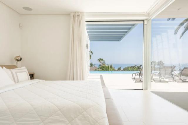 Imagen 5 de Bright villa next to the beach in Marbella with heated pool
