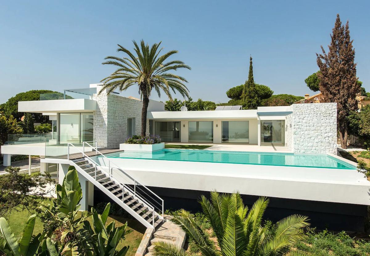 Imagen 1 de Bright villa next to the beach in Marbella with heated pool