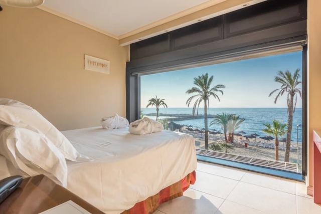 Imagen 2 de Apartamento en primera línea de playa en Guadalpín Banús con 3 dormitorios y vistas al mar