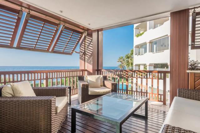 Imagen 3 de Apartamento en primera línea de playa en Guadalpín Banús con 3 dormitorios y vistas al mar