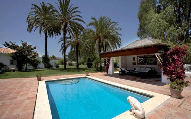 Imagen 2 de Rustic villa on the golf course with heated pool and bar shack.