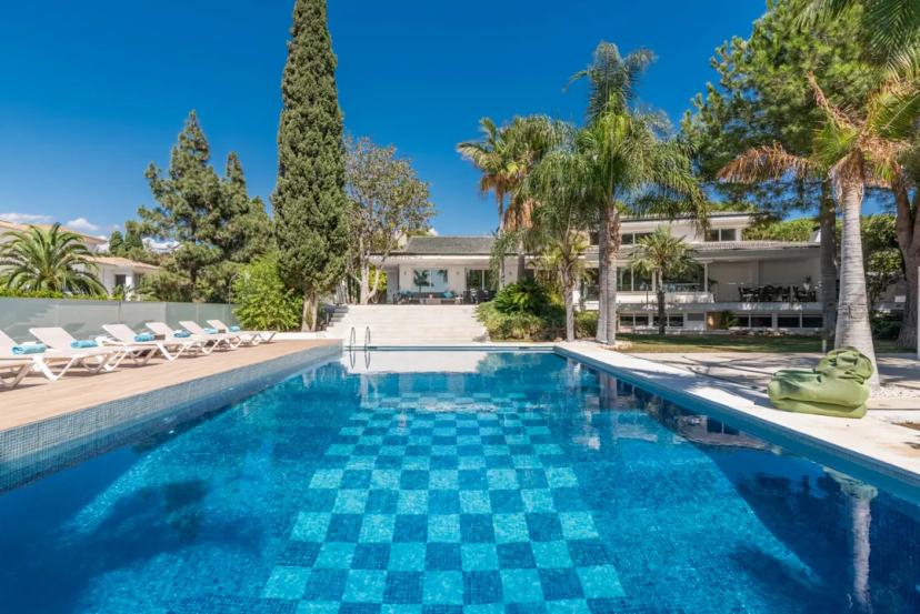 Villa renovada de 7 dormitorios con spa y piscina al aire libre en Marbella image 0