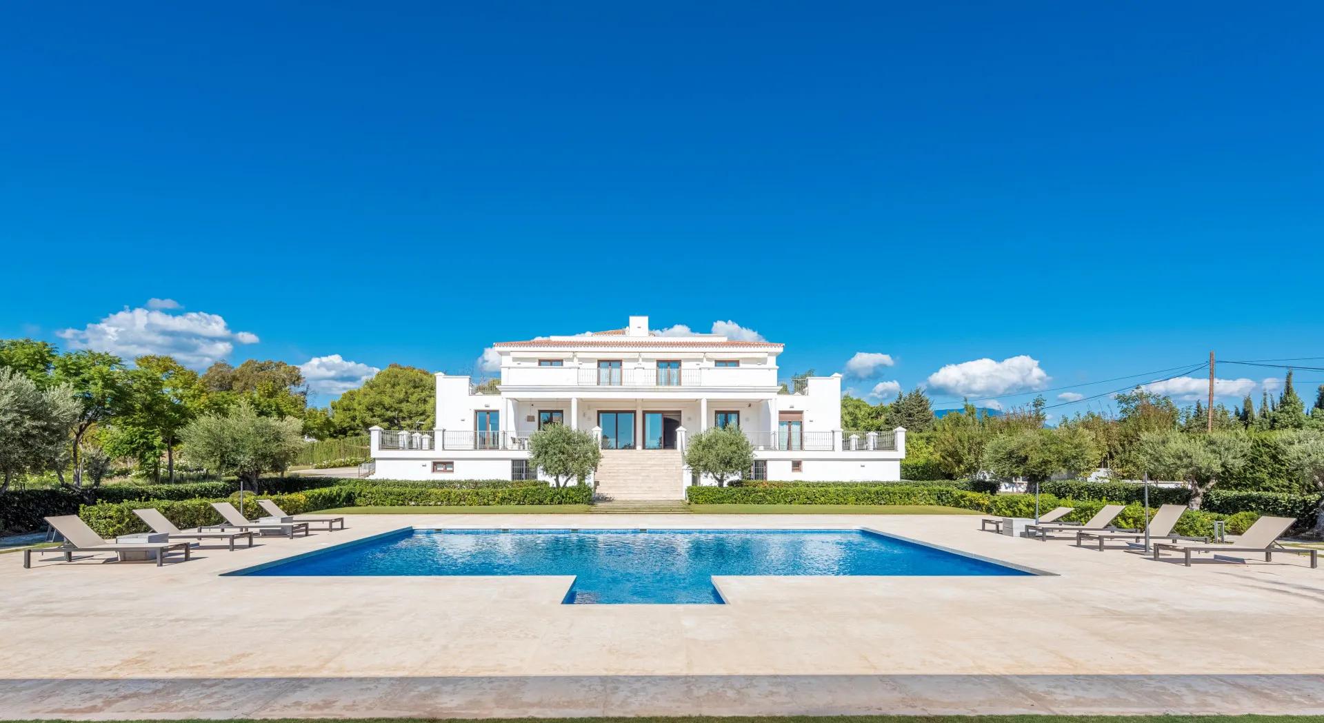 Villa moderna en Guadalmina Alta con piscina climatizada y spa