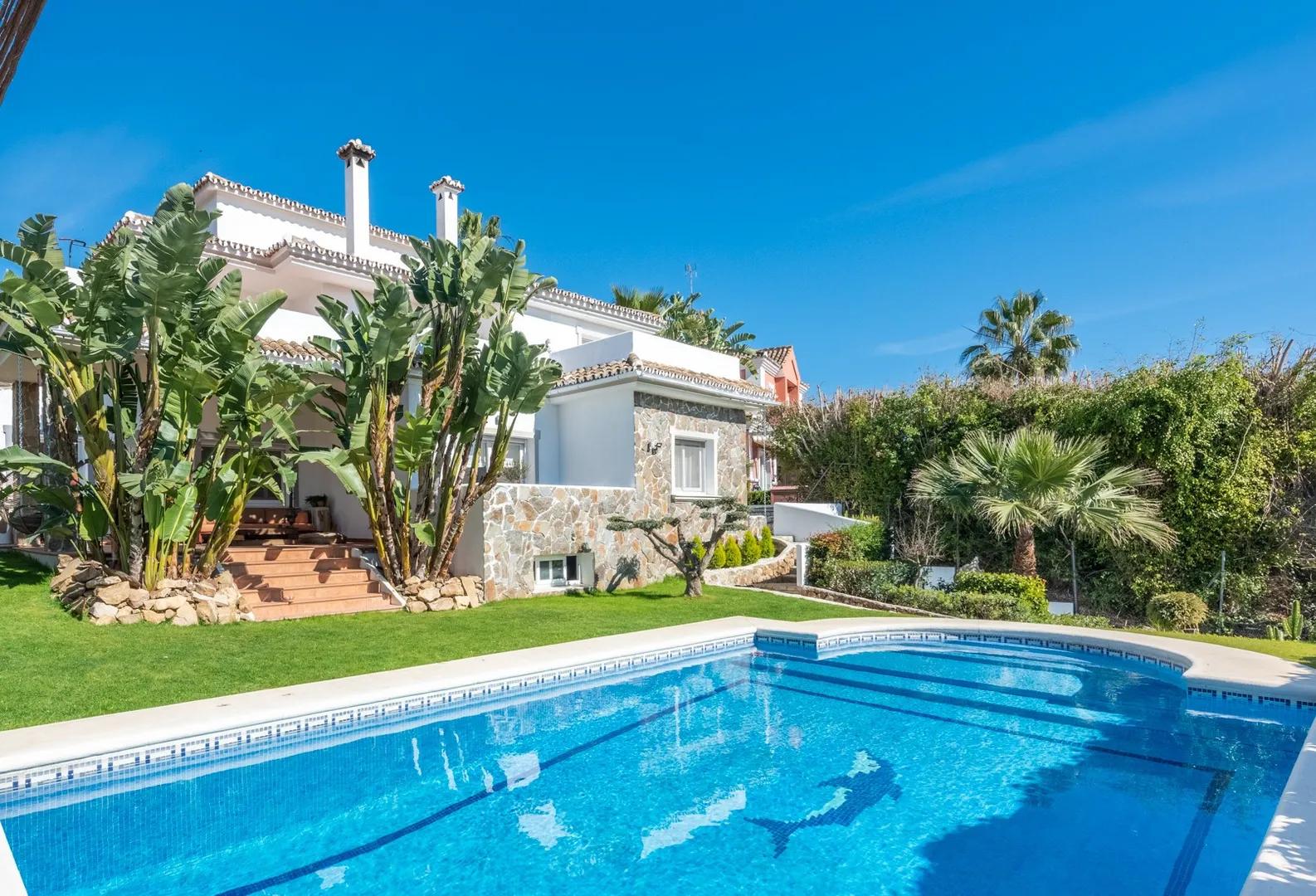 Villa in Atalaya Río Verde with open views and private pool