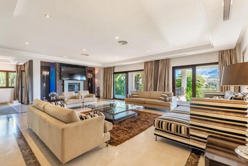 Spacious villa with views of golf and mountains in Las Brisas. image 1