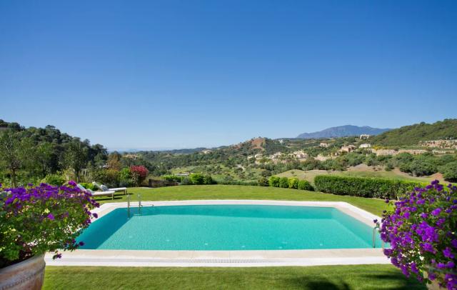 Imagen 3 de Luxury villa with panoramic views and direct access to the golf course at Marbella Club Golf Resort