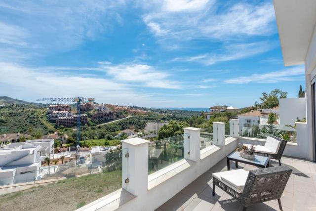 Imagen 3 de Contemporary villa in Elviria with panoramic views