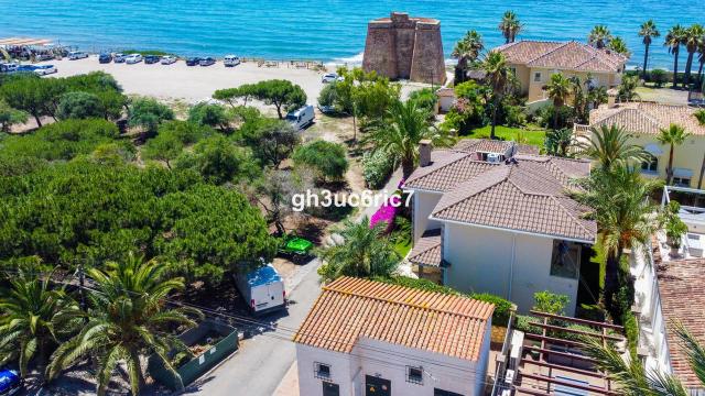 Imagen 2 de Luxury Beachside Villa with Sea Views