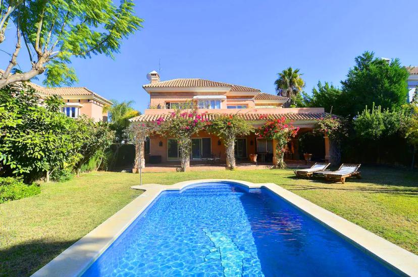 Quiet residential villa, 10 minutes from the beach and amenities, with pool and garage. image 0