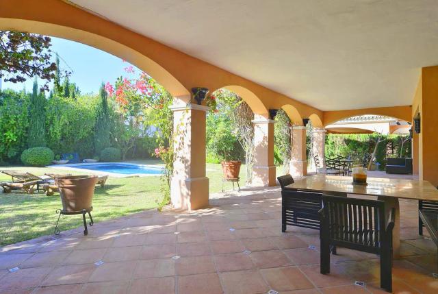 Imagen 2 de Quiet residential villa, 10 minutes from the beach and amenities, with pool and garage.