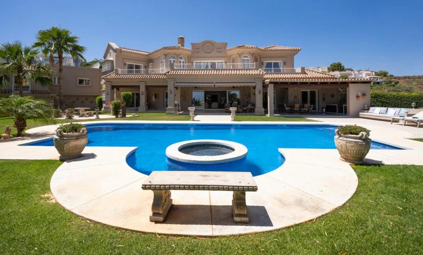 Luxurious Villa with Sea Views in Nueva Andalucía image 0