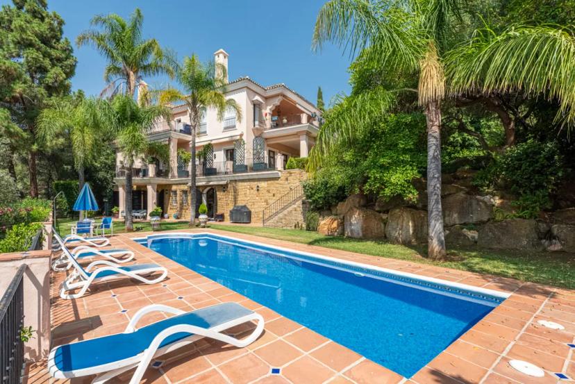 Exclusive villa in Rio Real Golf: 4 bedrooms, pool and golf course views image 0