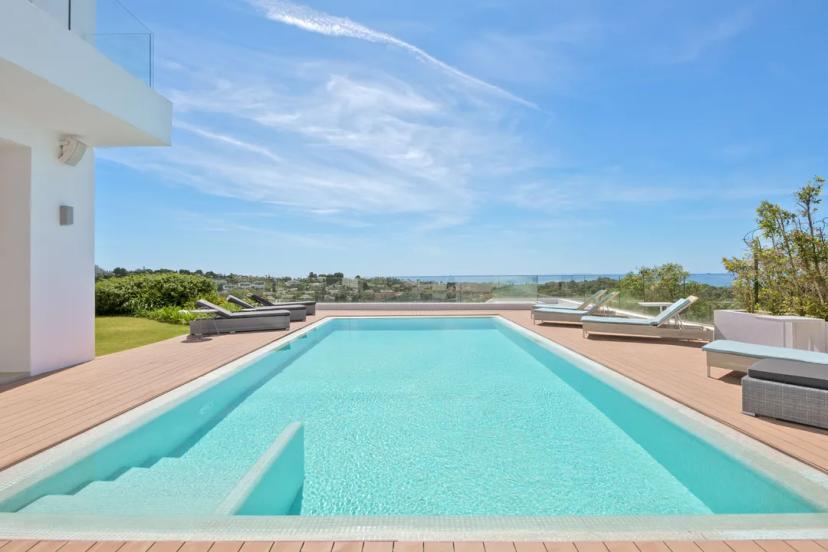 Contemporary Villa in El Paraíso: Panoramic Views of the Sea and Golf image 0