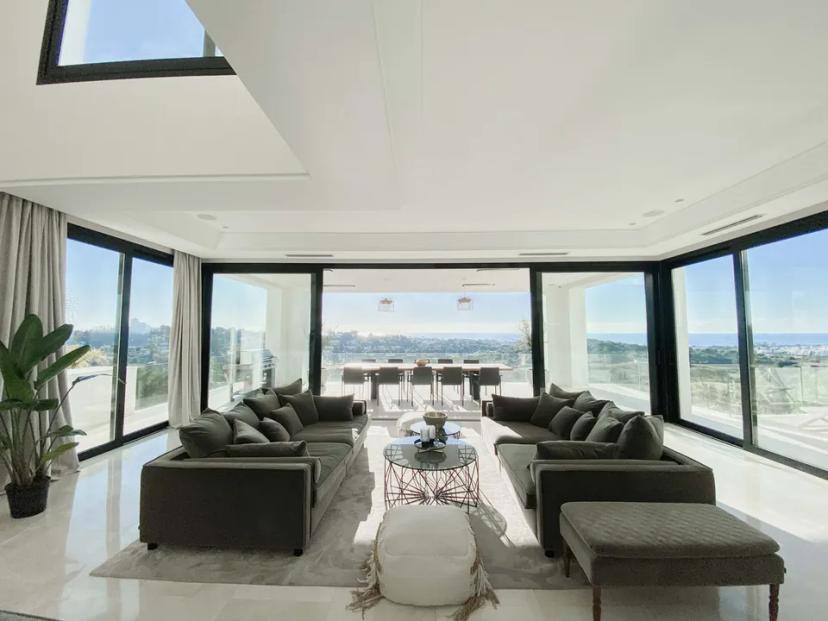 Contemporary Villa in El Paraíso: Panoramic Views of the Sea and Golf image 1