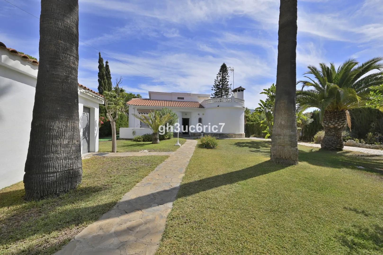 Villa de 3 dormitorios cerca de playa en Marbesa, Marbella