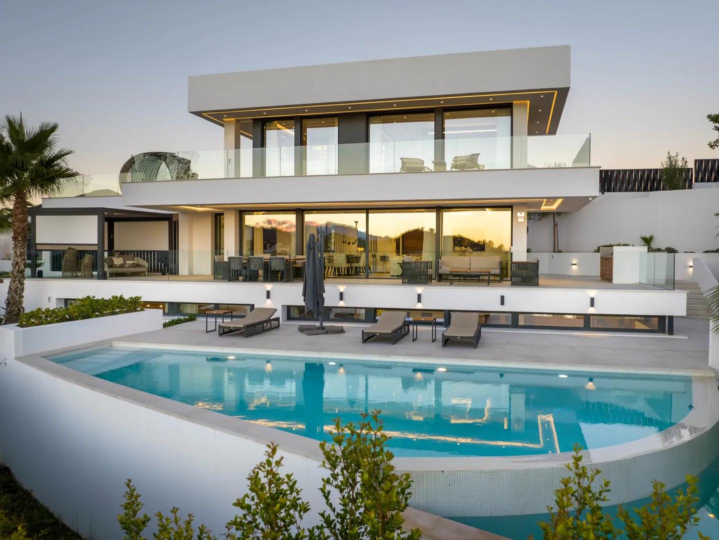 Villa moderna con piscina infinita y vistas panorámicas en Nueva Andalucía