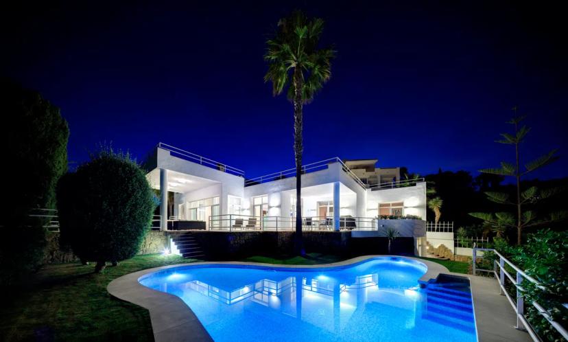 Villa Belle Vue: Arquitectura contemporánea con vistas panorámicas y lujo en Marbella image 0