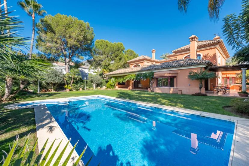 Villa andaluza en comunidad cerrada con jardines, piscina y seguridad image 0