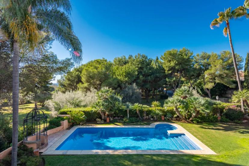 Villa andaluza en comunidad cerrada con jardines, piscina y seguridad image 2