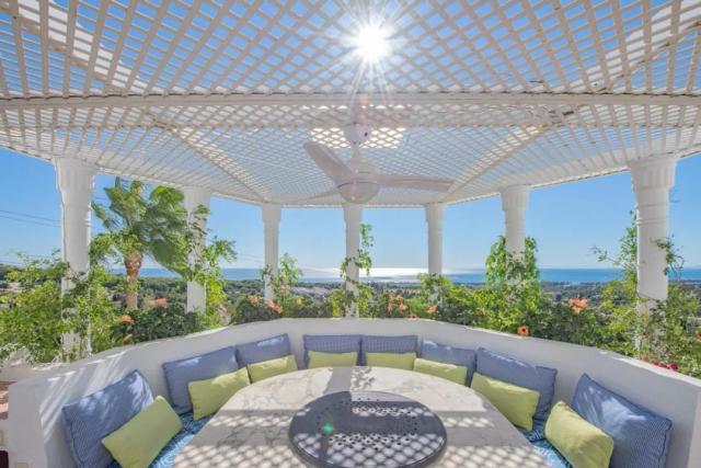 Imagen 3 de Ático dúplex con vistas panorámicas en Marbella Hill Club