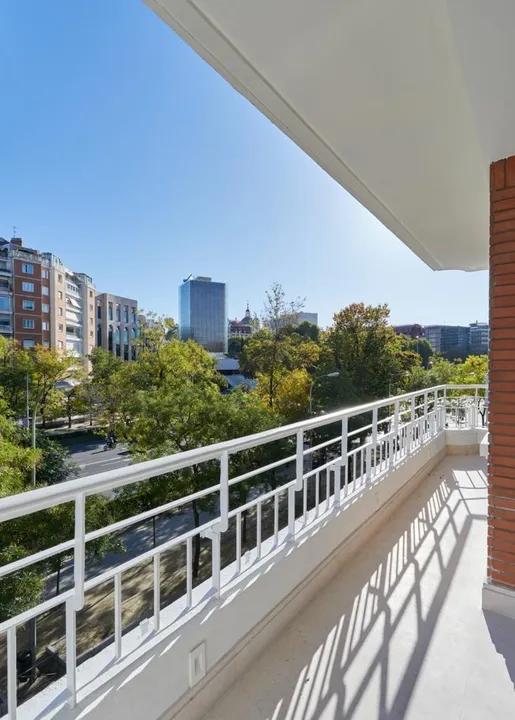 Apartment for sale with 672m2 and 4 bedrooms on Paseo de la Castellana, Almagro, Madrid. III image 1