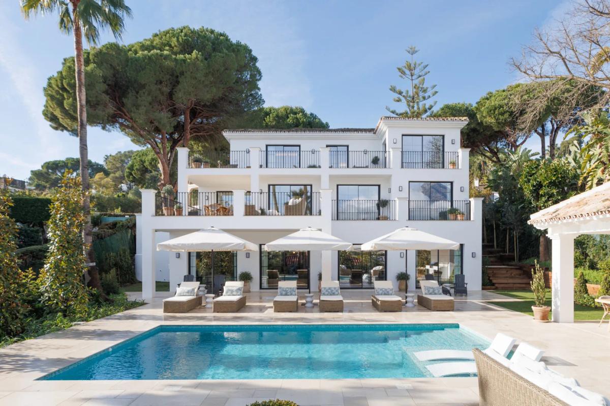 Imagen 1 de Modern Andalusian villa with golf course views