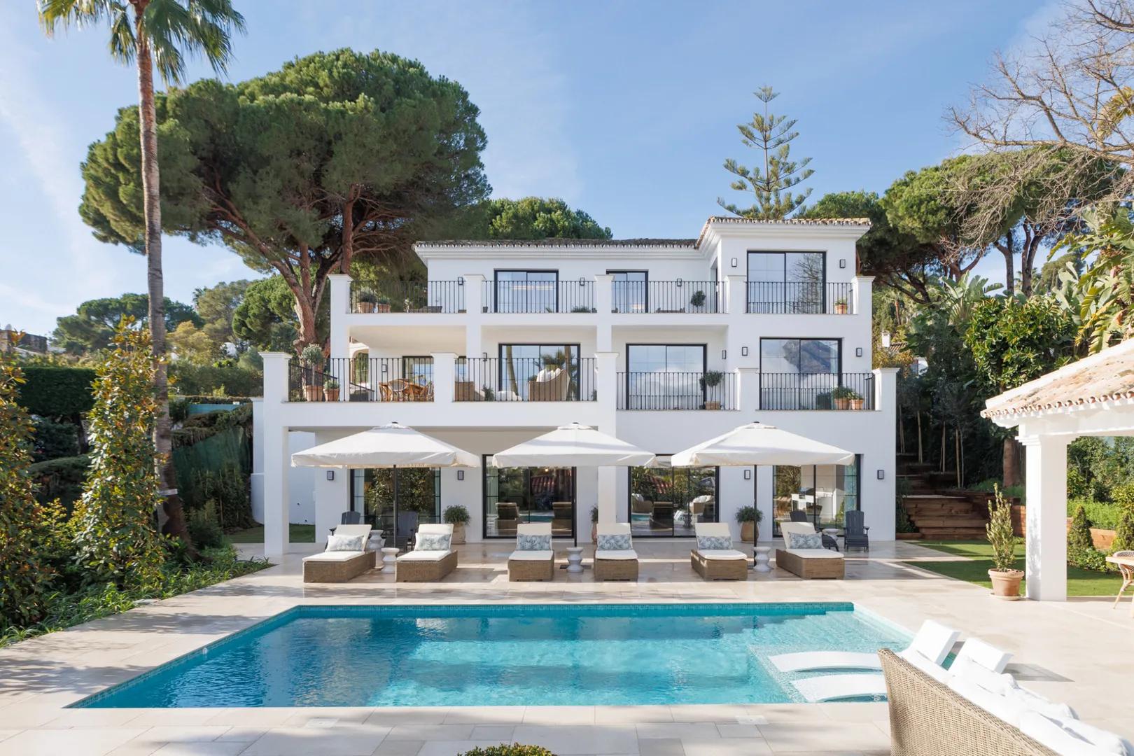 Villa andaluza moderna con vistas al golf