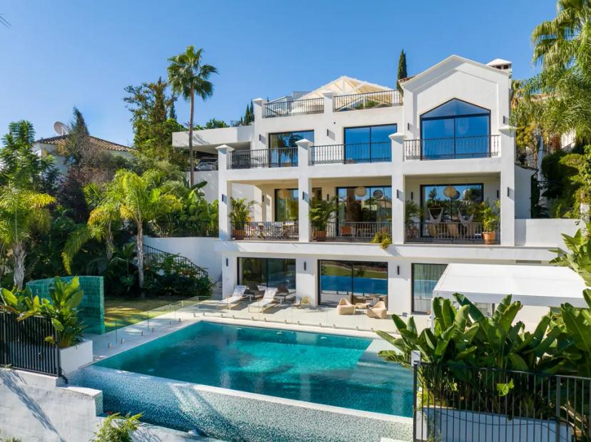 Luxury Modern Villa in El Herrojo image 0