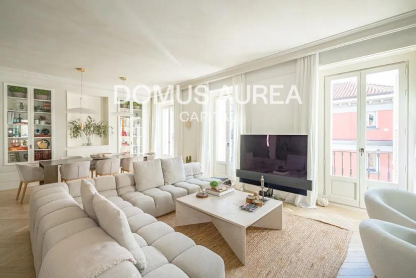 Luxury home with 7 balconies and views of Retiro Park image 1