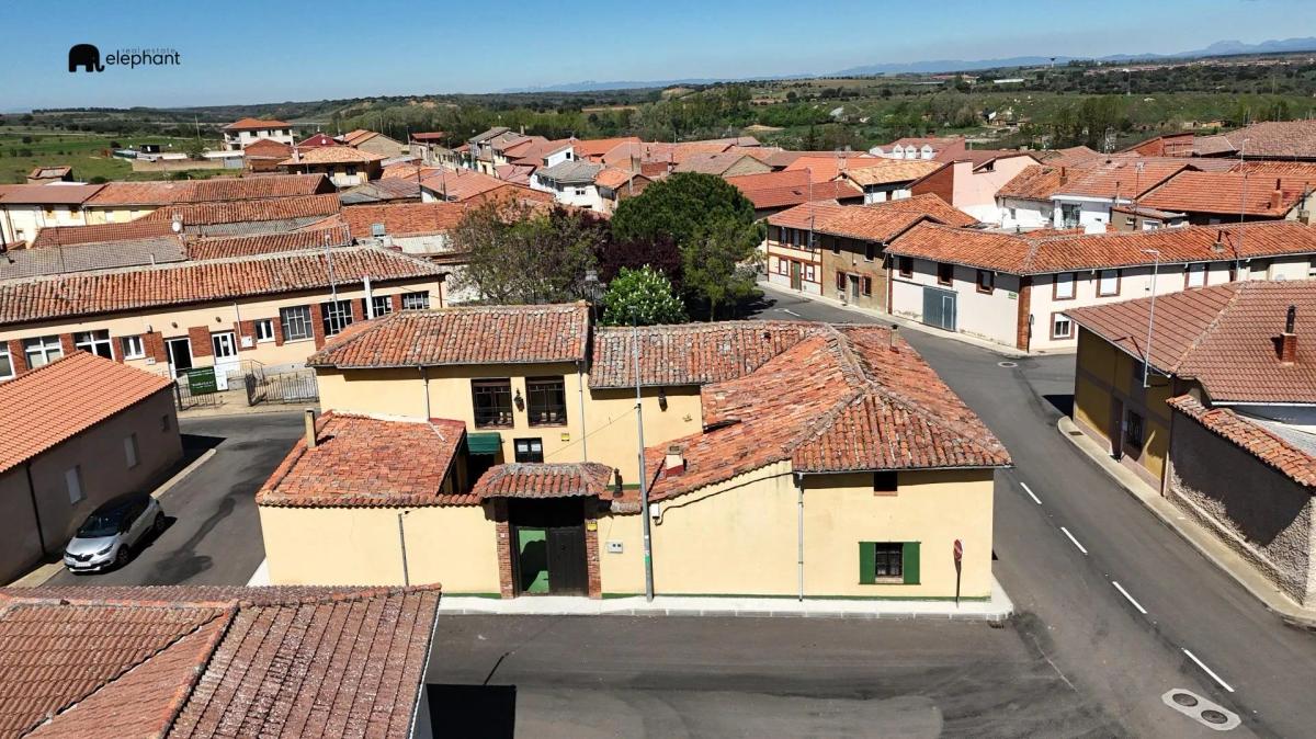 Imagen 1 de Casa solariega del S.XVIII restaurada en Banuncias : Oportunidad única para inversión rural en LEON