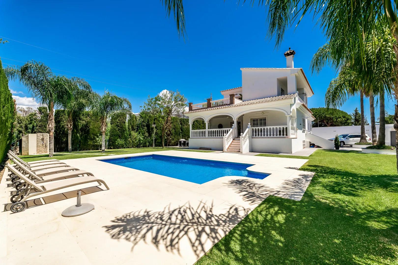 Family villa with spacious garden and pool