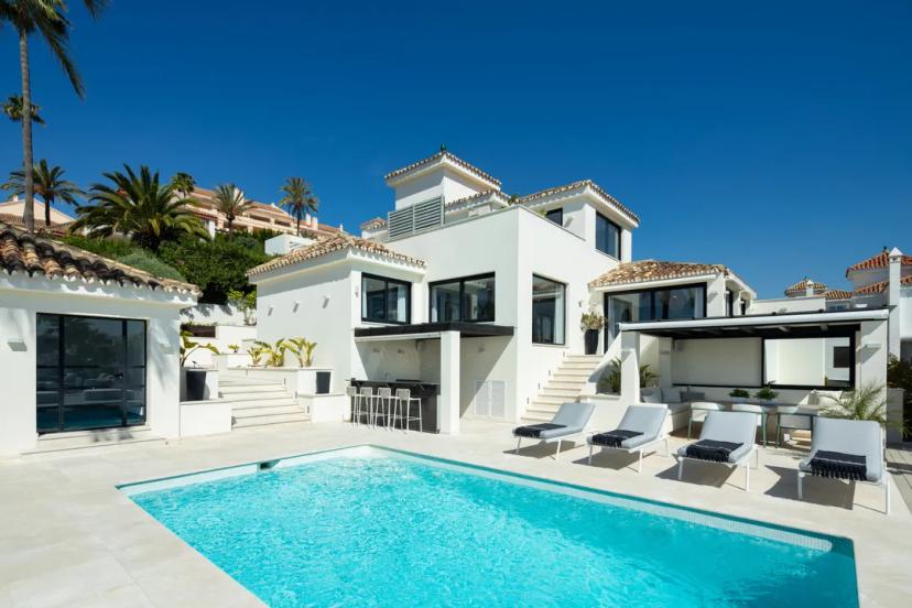 Luxury villa in Los Naranjos Hill Club image 2