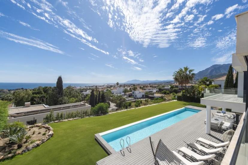 Luxury villa with stunning views image 0