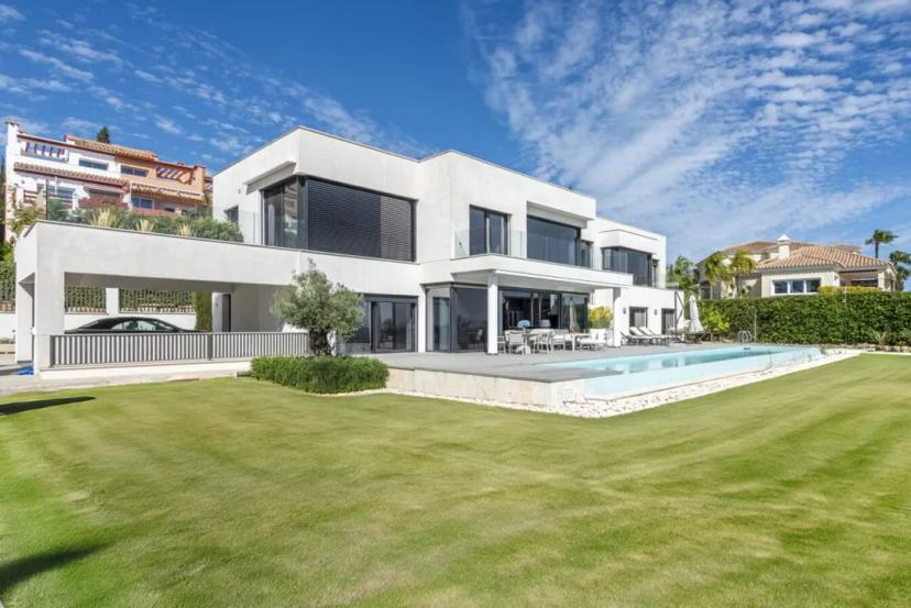 Luxury villa with stunning views image 2