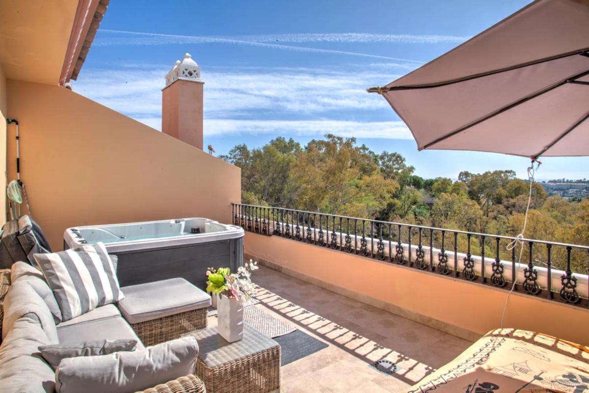 Imagen 1 de Duplex penthouse in Nueva Andalucía with sea views and private terraces