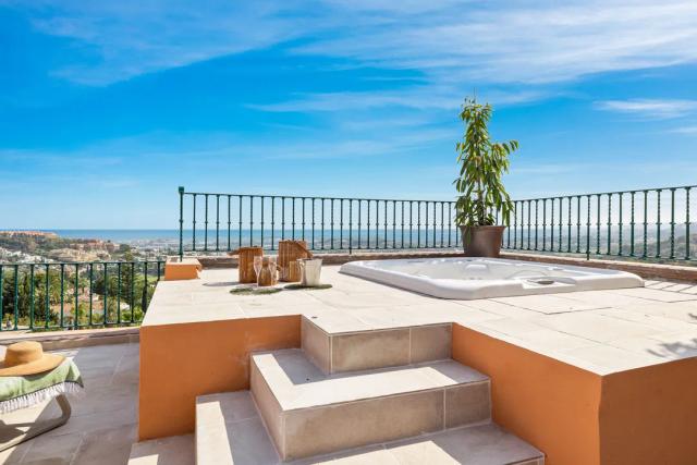 Imagen 4 de Renovated duplex penthouse with views of the sea and mountains