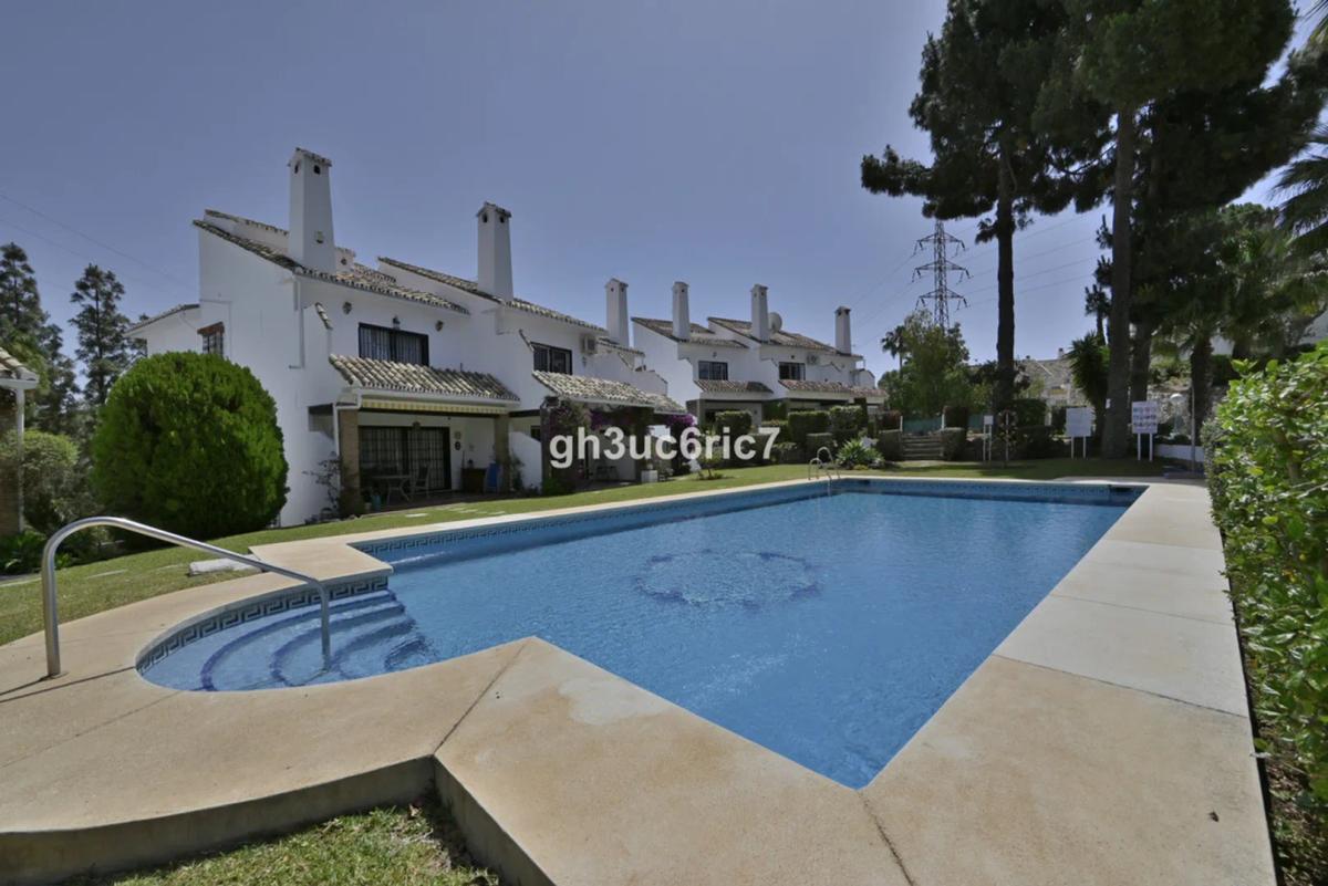 Imagen 1 de Casa adosada con jardín y piscina en Calahonda
