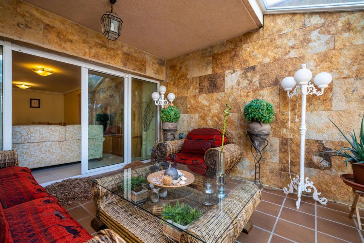 Imagen 1 de Se vende chalet pareado con gran parcela y luminoso en Guadarrama