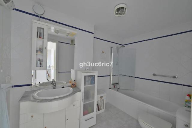 Imagen 5 de Two-bedroom apartment with panoramic sea views in Calahonda