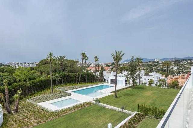 Imagen 2 de Villa de lujo en Nueva Andalucía con vistas al mar