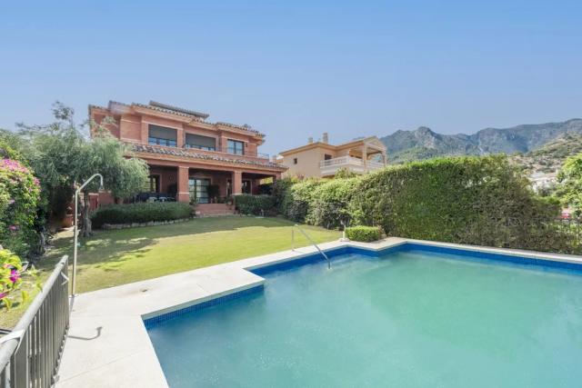 Imagen 2 de Casa familiar con piscina infinita en Marbella