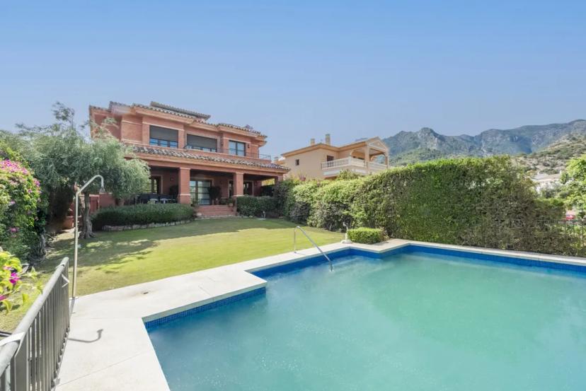 Family house with infinity pool in Marbella image 1