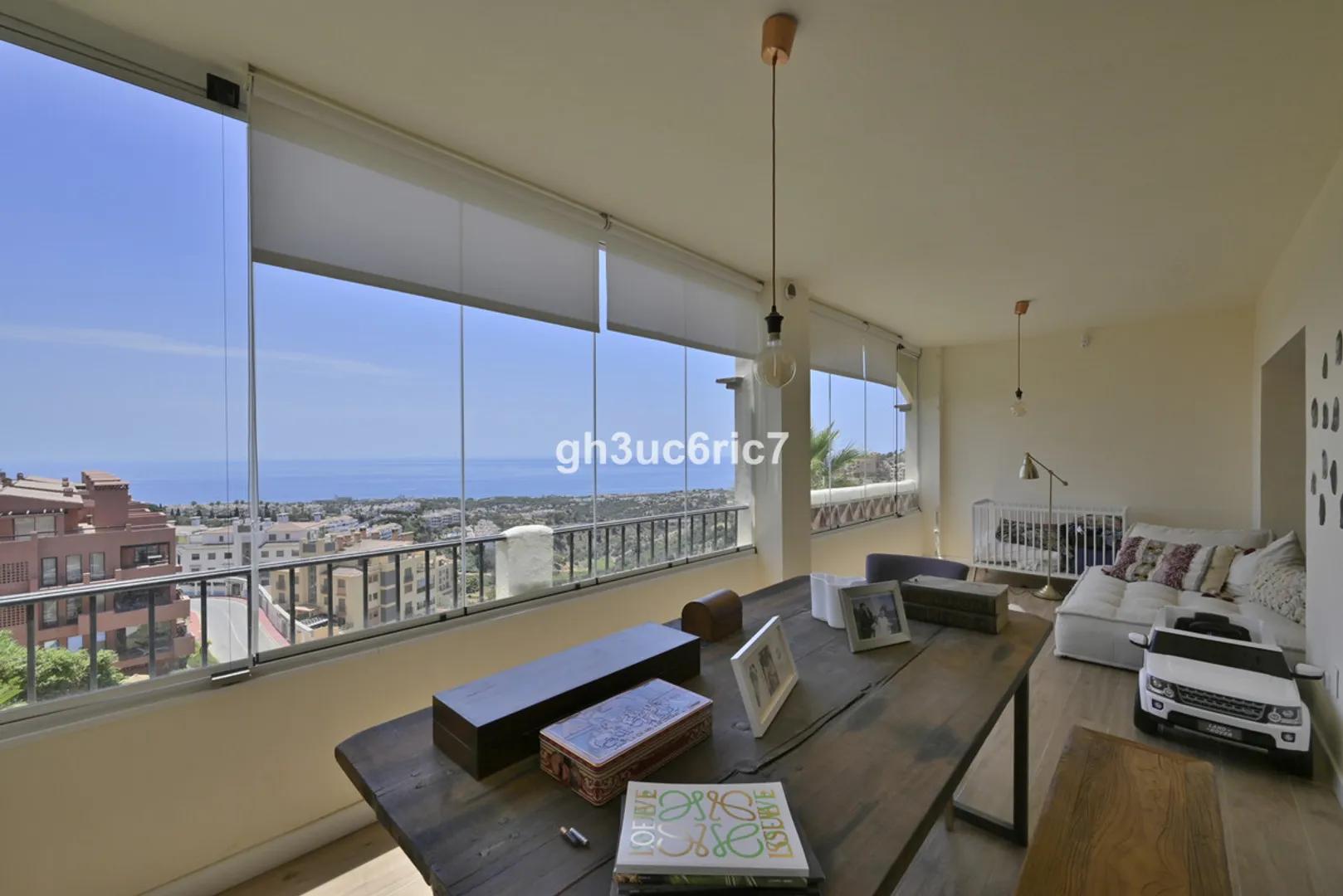 Espectacular apartamento en planta baja con vistas al mar en Calahonda