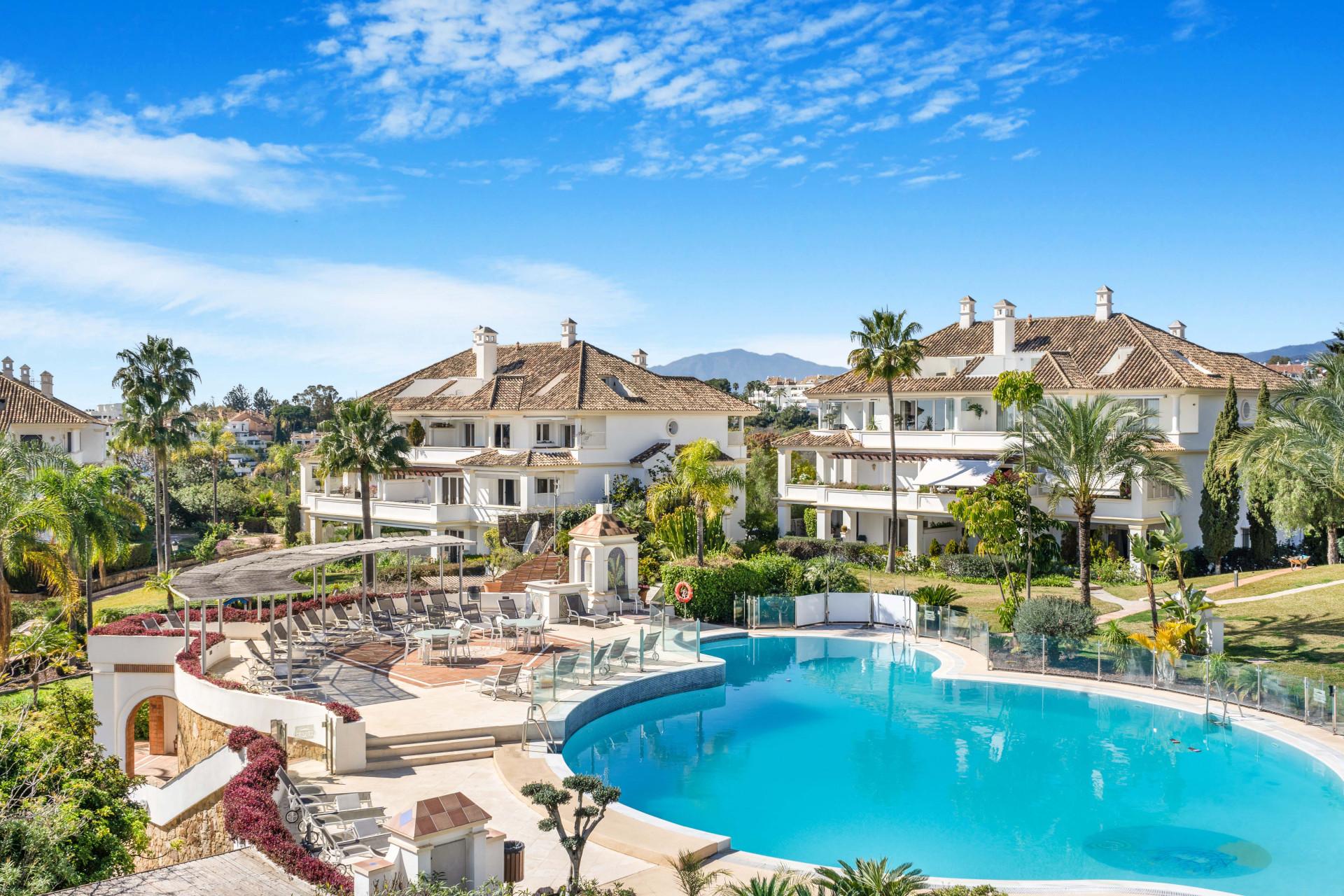 Dúplex de lujo con vistas espectaculares en Las Lomas del Marbella Club