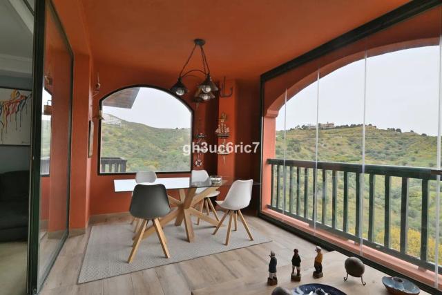 Imagen 2 de Duplex penthouse with 3 bedrooms in Calahonda with views of the countryside and communal pools.