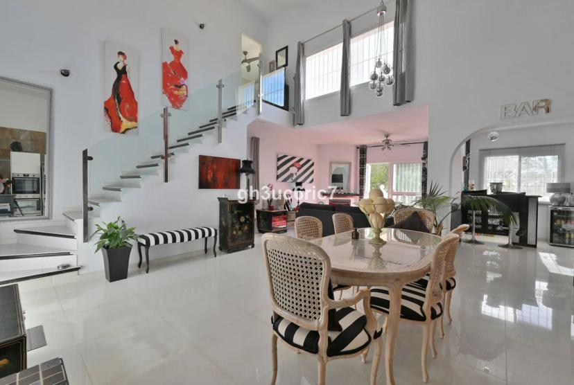 Renovated semi-detached house with independent guest apartment in Calahonda.